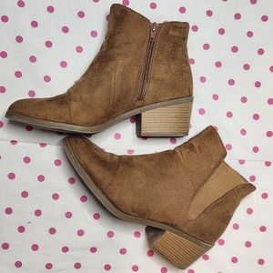 ❌️SOLD❌️ Wild Diva Lounge 8M Brown Faux Suede Ankle Bootie